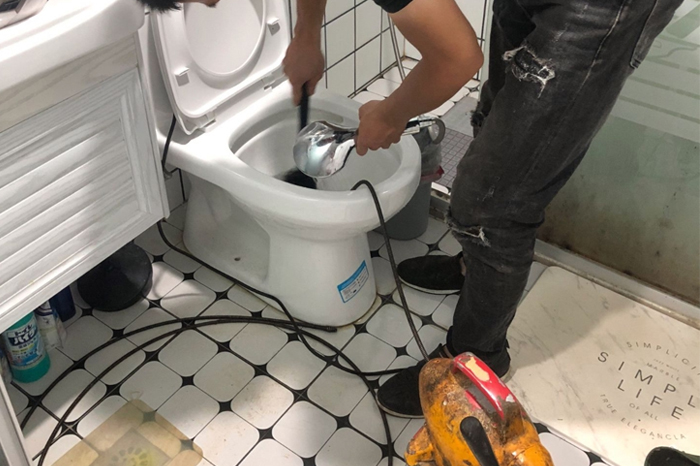 城阳马桶堵塞自己疏通还是找师傅？专业上门服务让你省时更省心